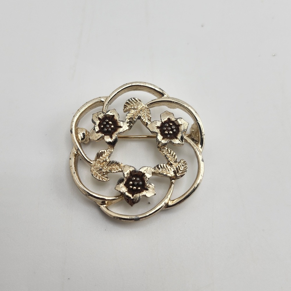 Vtg SIGNED " SARAH " COVENTRY Open Work FLOWER Brooch Pin gold tone metal